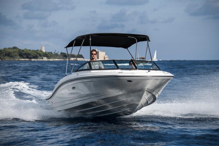 Sea Ray SPX 210 Outboard