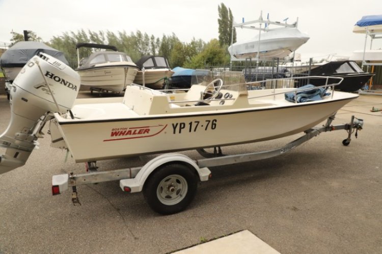 Boot Boston Whaler 17 consoleboot met winterstalling 23'-24'